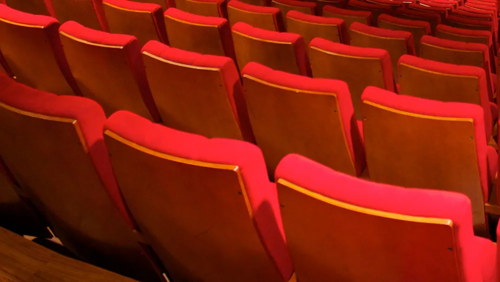 kzjsge2zwcrad8tzxadd9ftan theaterstoelen pepijnkoning cc by 3