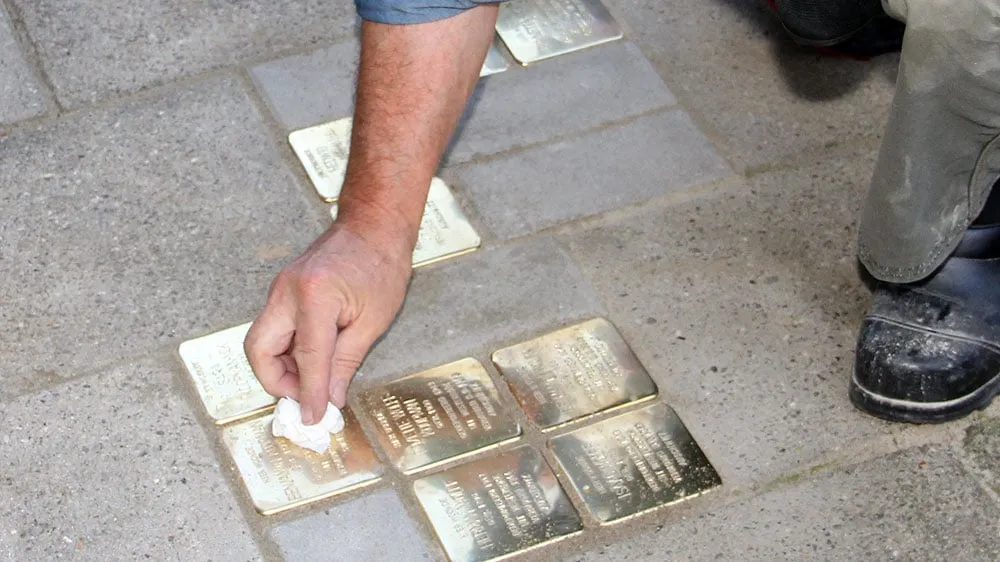 l1cukxhadilncdbex036ioa68 stolpersteine 3
