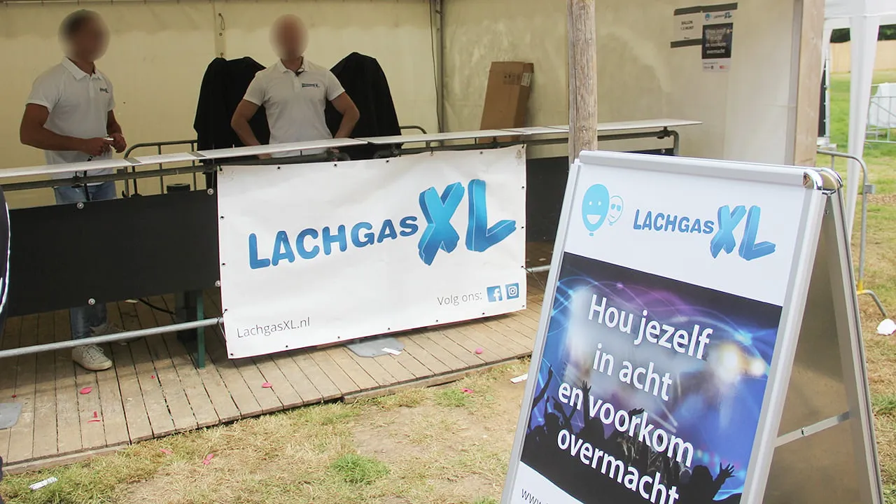 lachgas op een festival