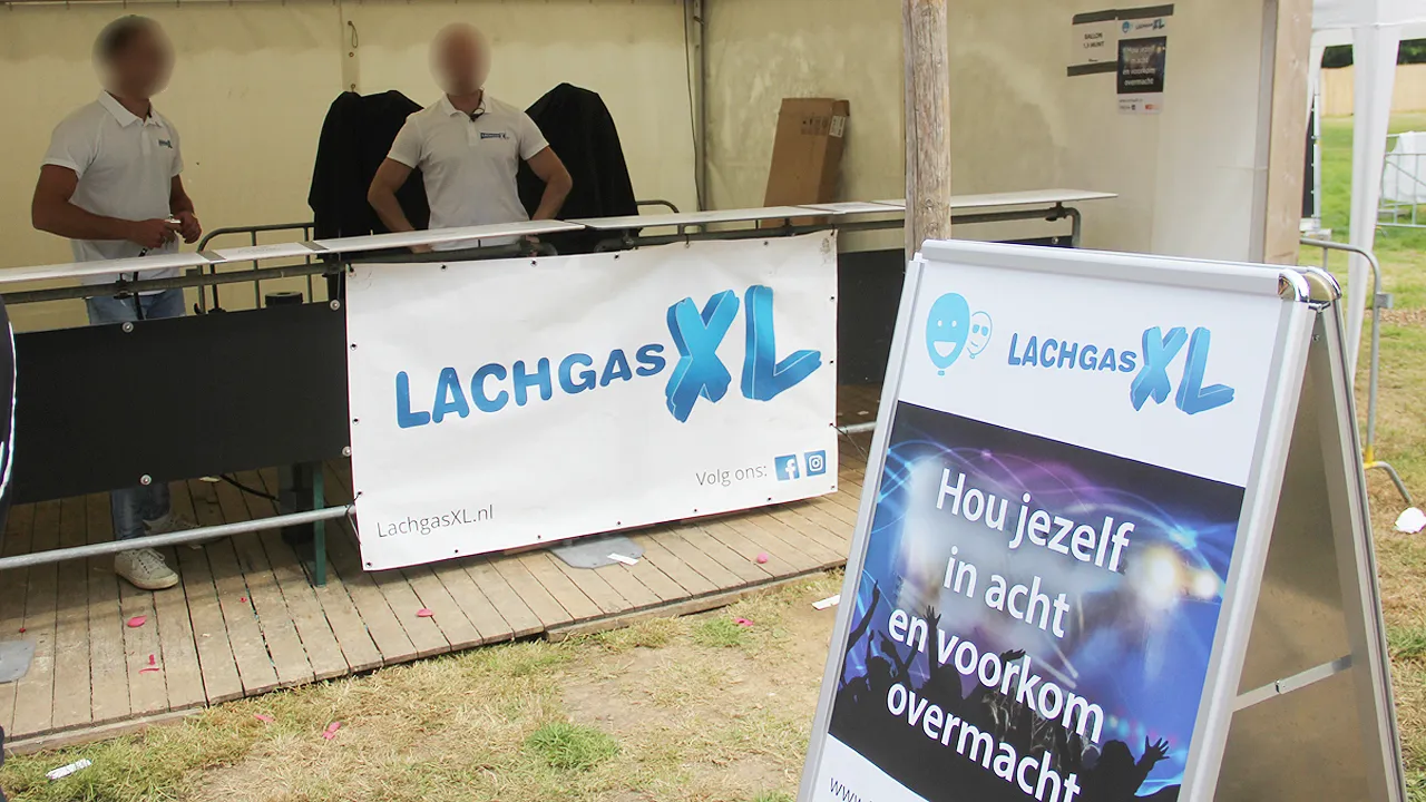 lachgas op een festival