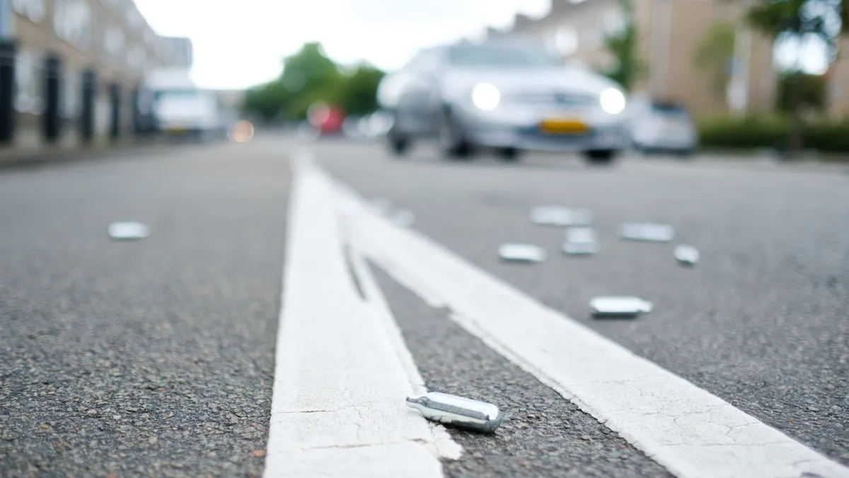 lachgaspatronen op straat door sebastiaan ter burg via flickr