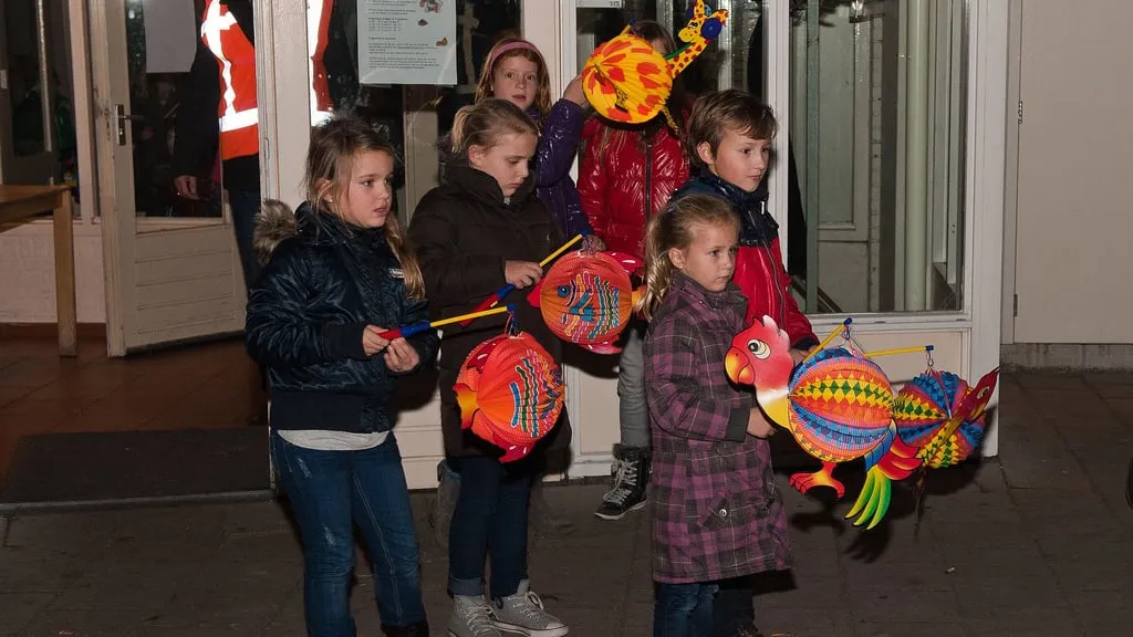lampionnenoptocht kinderen foto tino stulen via flickr