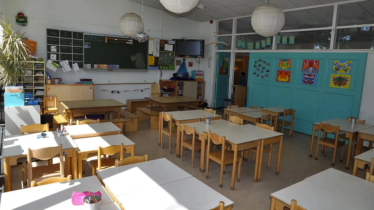 leeg klaslokaal basisschool onderwijs staking