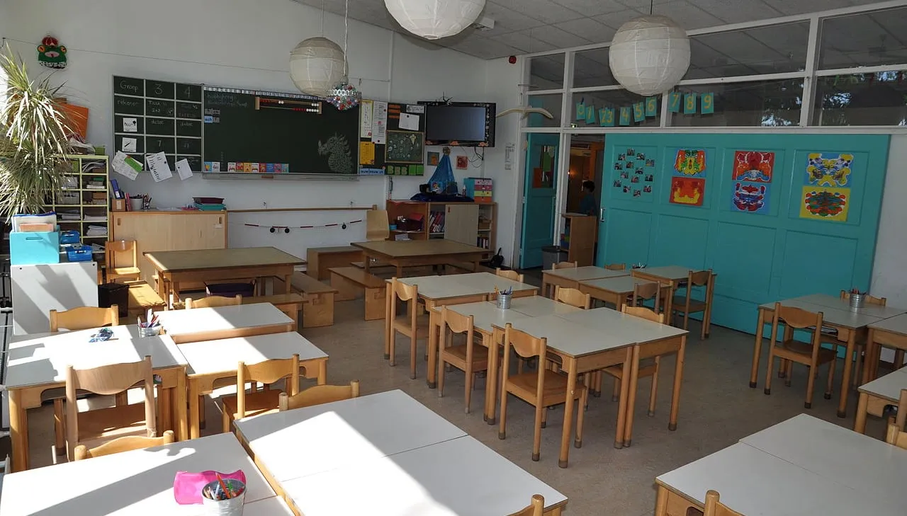 leeg klaslokaal onderwijsgek cc by sa 30 via wikimedia commons