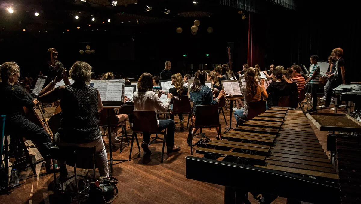 leerlingen artamuse op podium foto amanda van der lugt