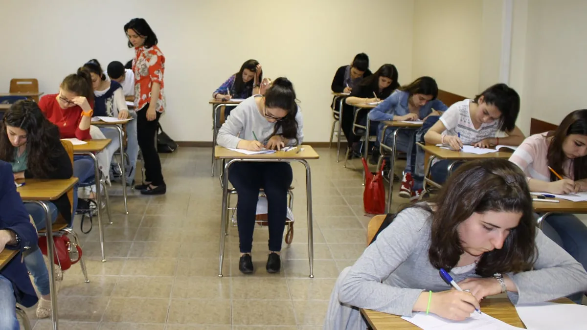 leerlingen maken schoolexamen