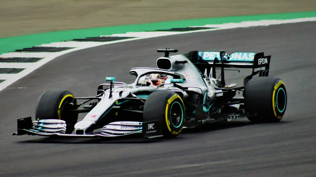 lewis hamilton in mercedes f1 bolide