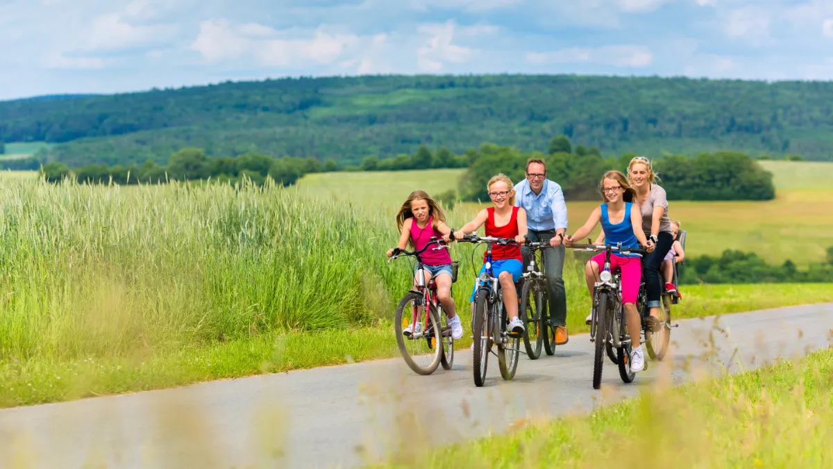 lf routes duitsengels fietsende familie in glooiend landschap lr