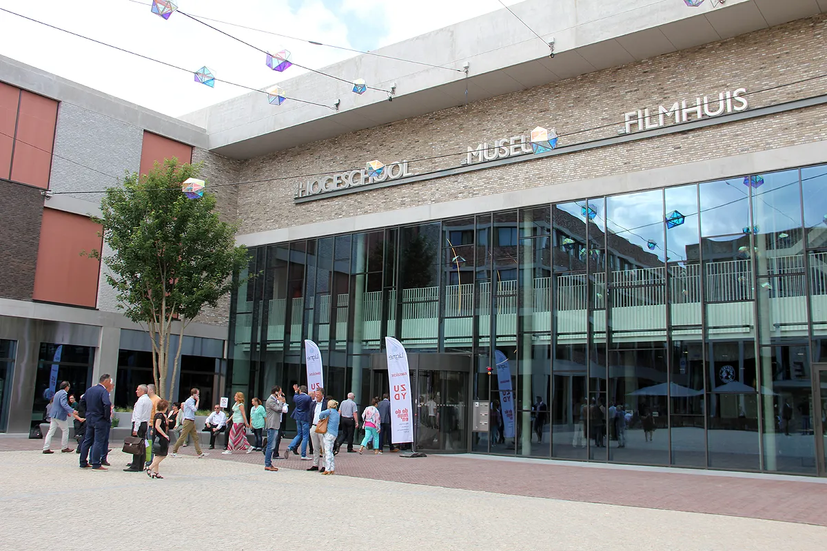 ligne plein voor hoofdingang