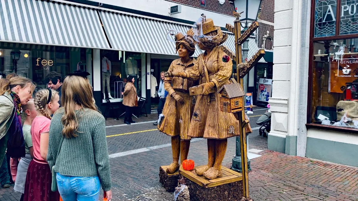 living statues uit hetzelfde hout gesneden
