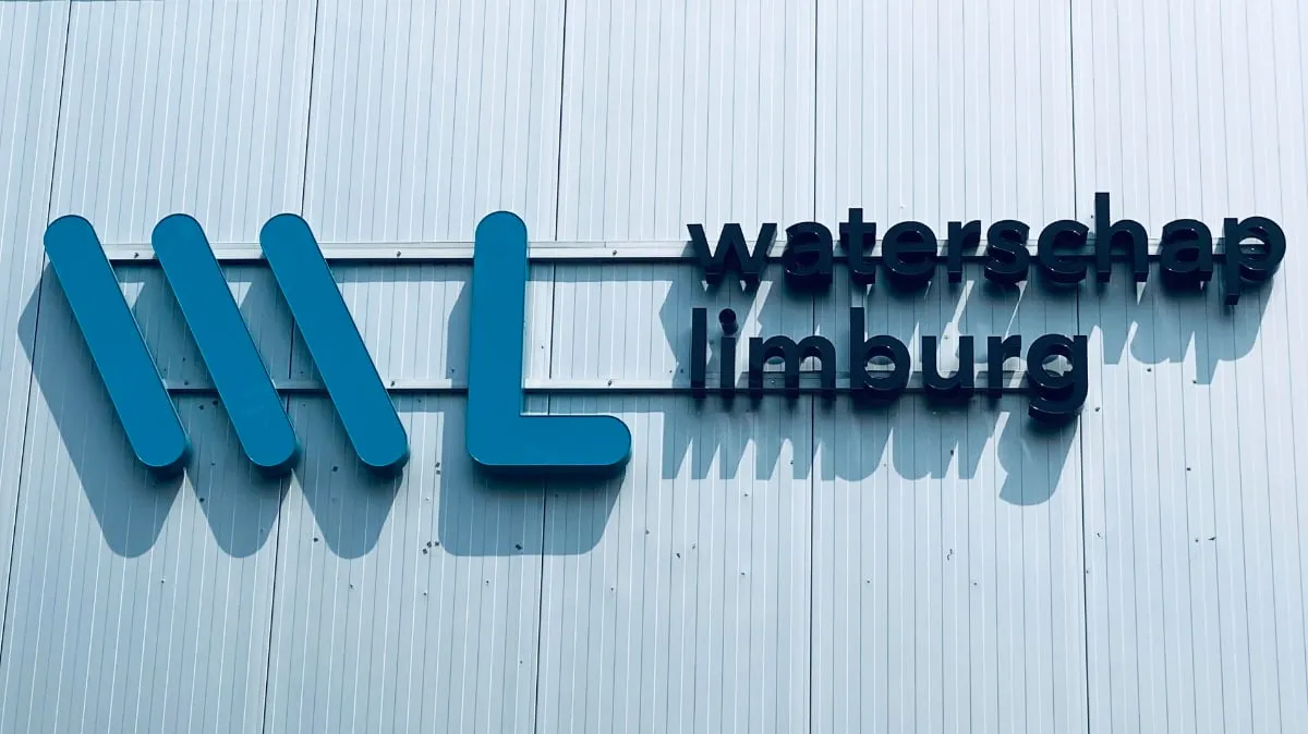 logo waterschap limburg op gevel werf sittard