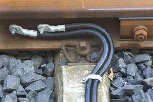 m5p1mpdvp21ehmg4cuvtp34bz koperen leidingen aan rails bevestigd