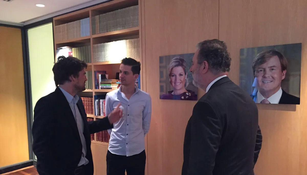 maarten vossen en marijn poels in gesprek met ambassadeur henne schuwer