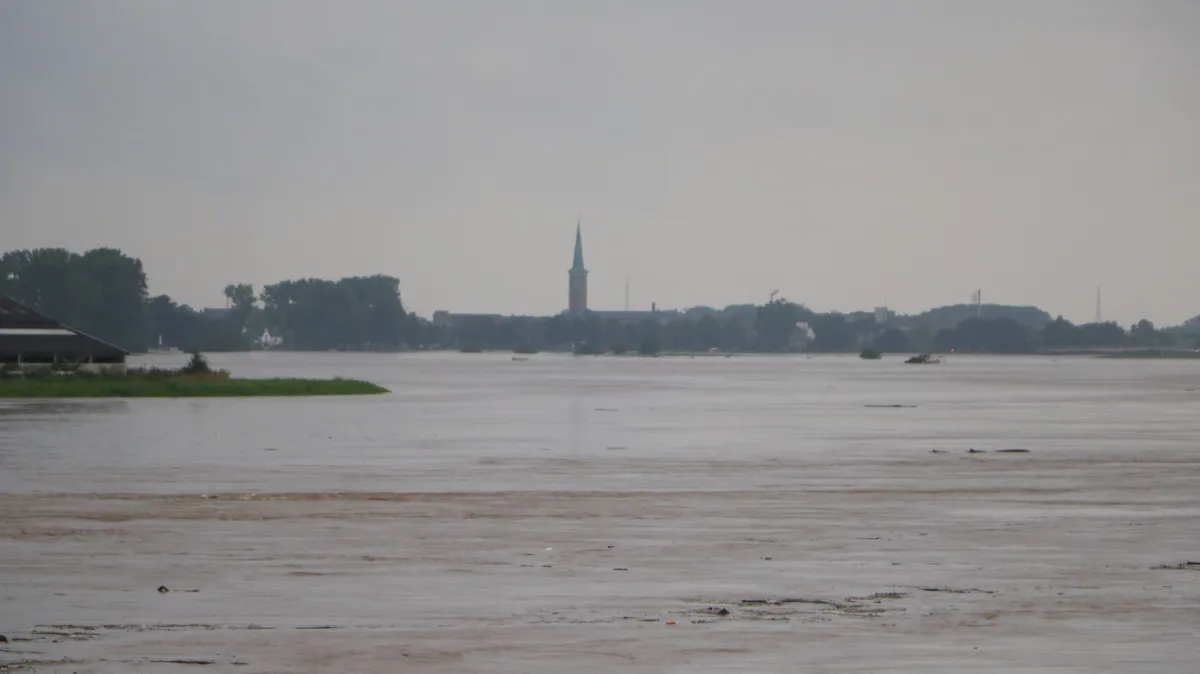 maas bij illikhoven met zicht op maaseik