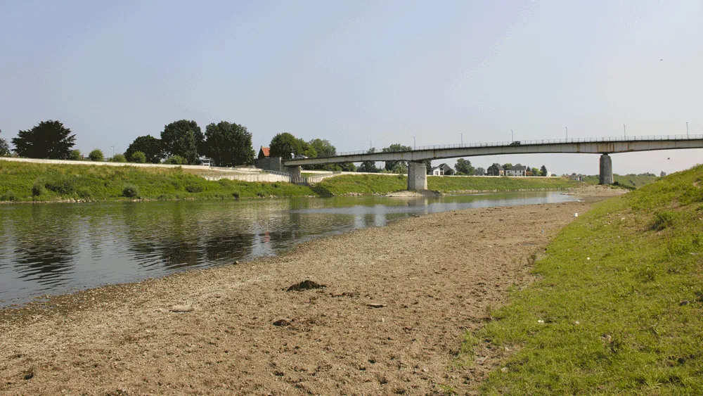 maas bij maaseik maasbrug vanaf zo maasoever gezien