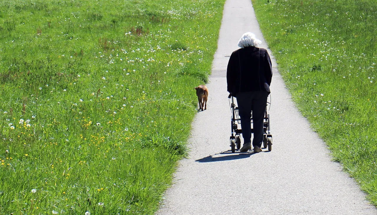 man 339509 1280 vrouw achter rollator