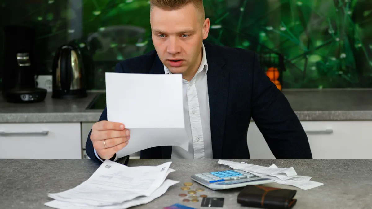 man bekijkt rekeningen