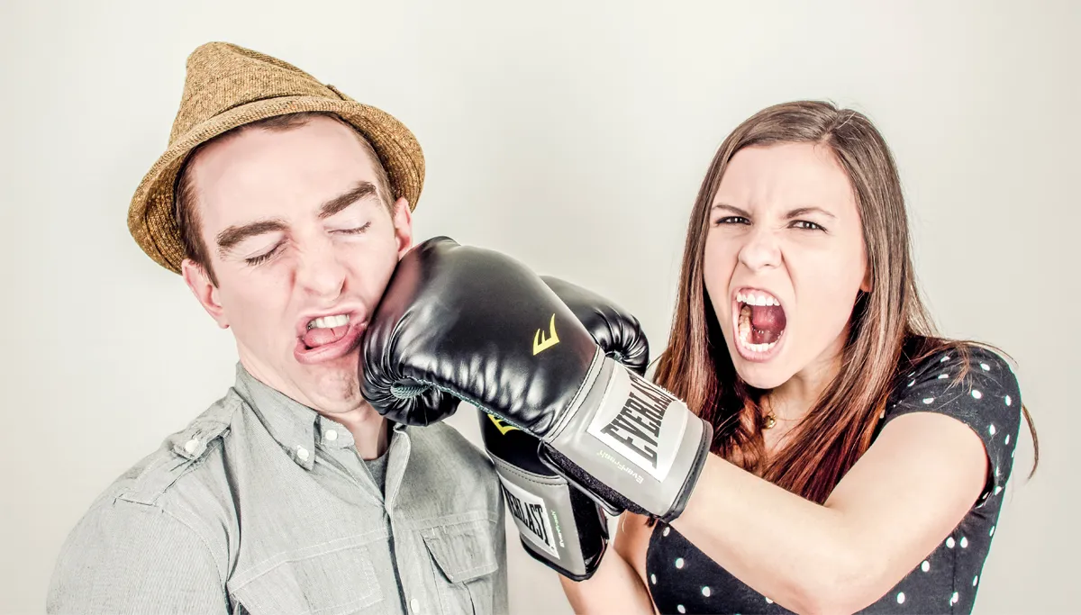 man krijgt klap van vrouw met bokshandschoenen