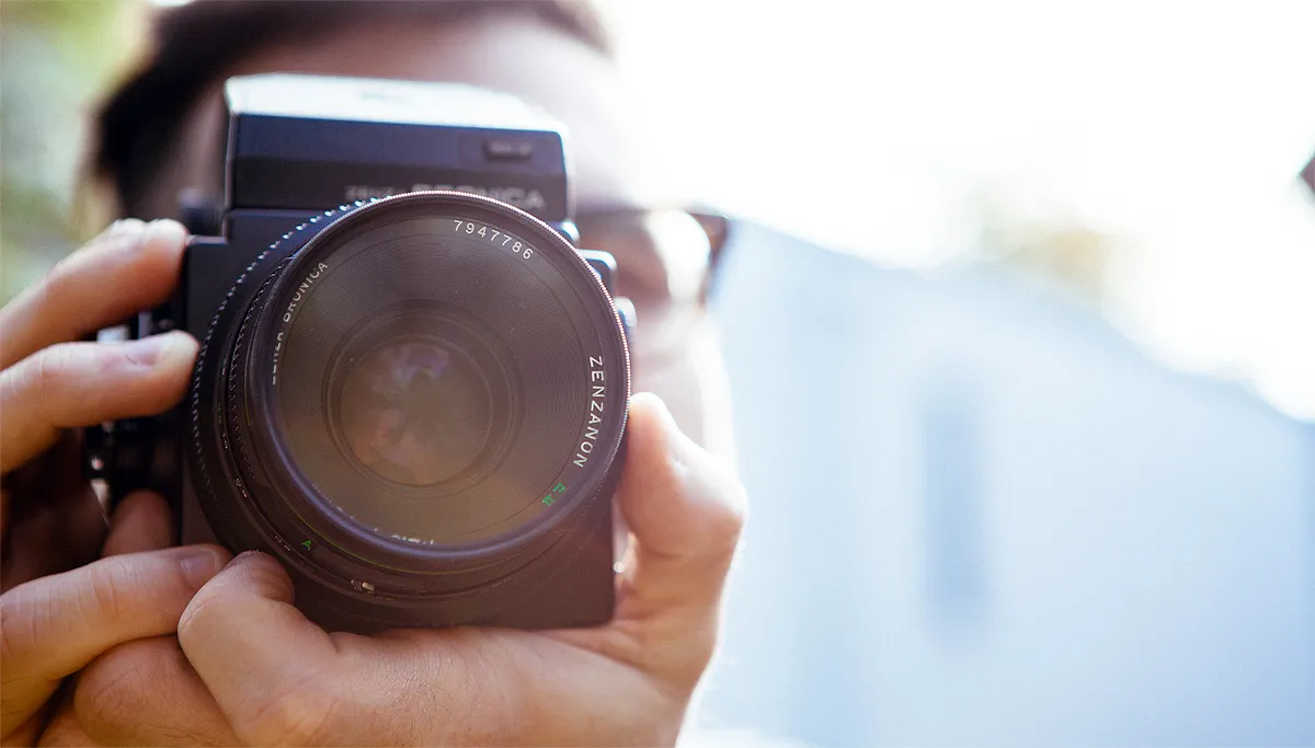 man maakt foto camera