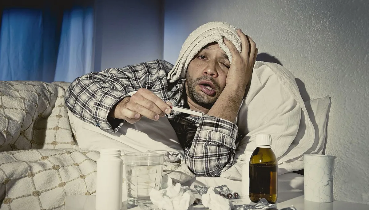 man met griep in bed davedeploige cc by sa 40 wikimedia commons