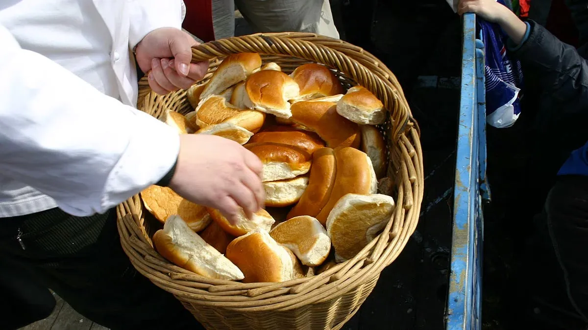 mand met krombroodjes