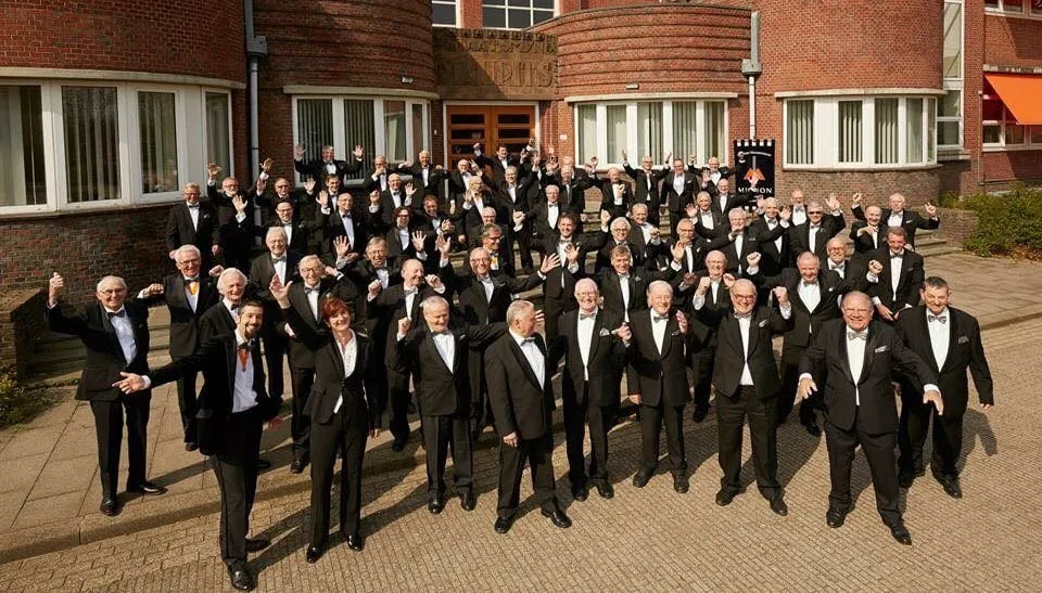 mannenkoor mignon geleen voor mauritsgebouw