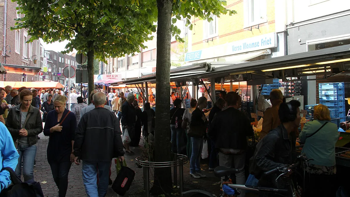 markt op rosmolenstraat in sittard