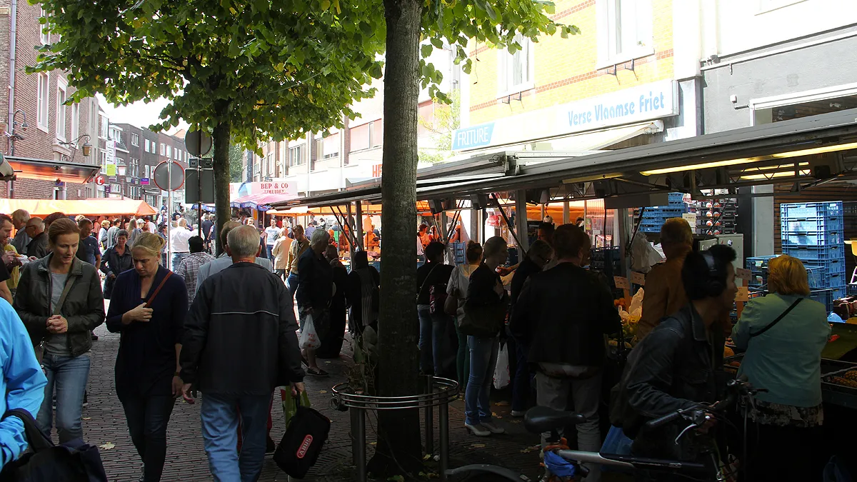 markt op rosmolenstraat in sittard