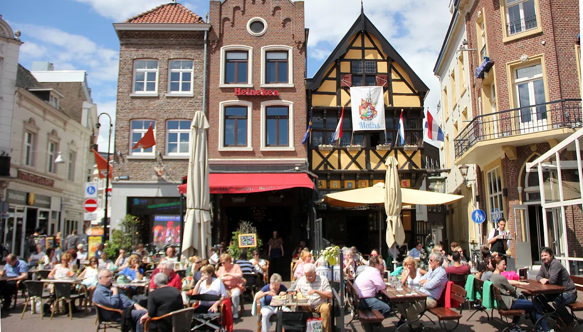 markt sittard pub trechter kroon terras