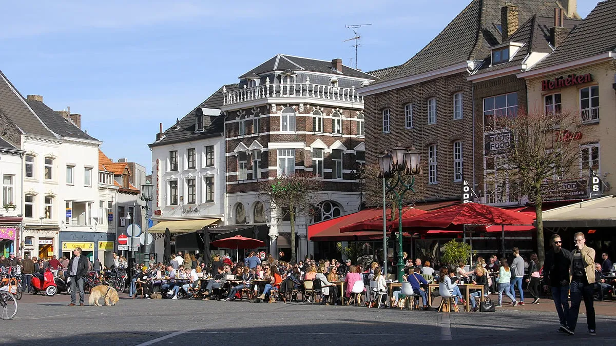 markt sittard terrassen zon voorjaar