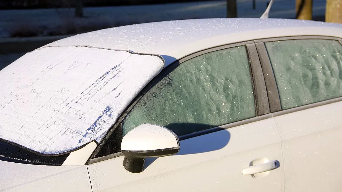 matige vorst krabben ijs op auto