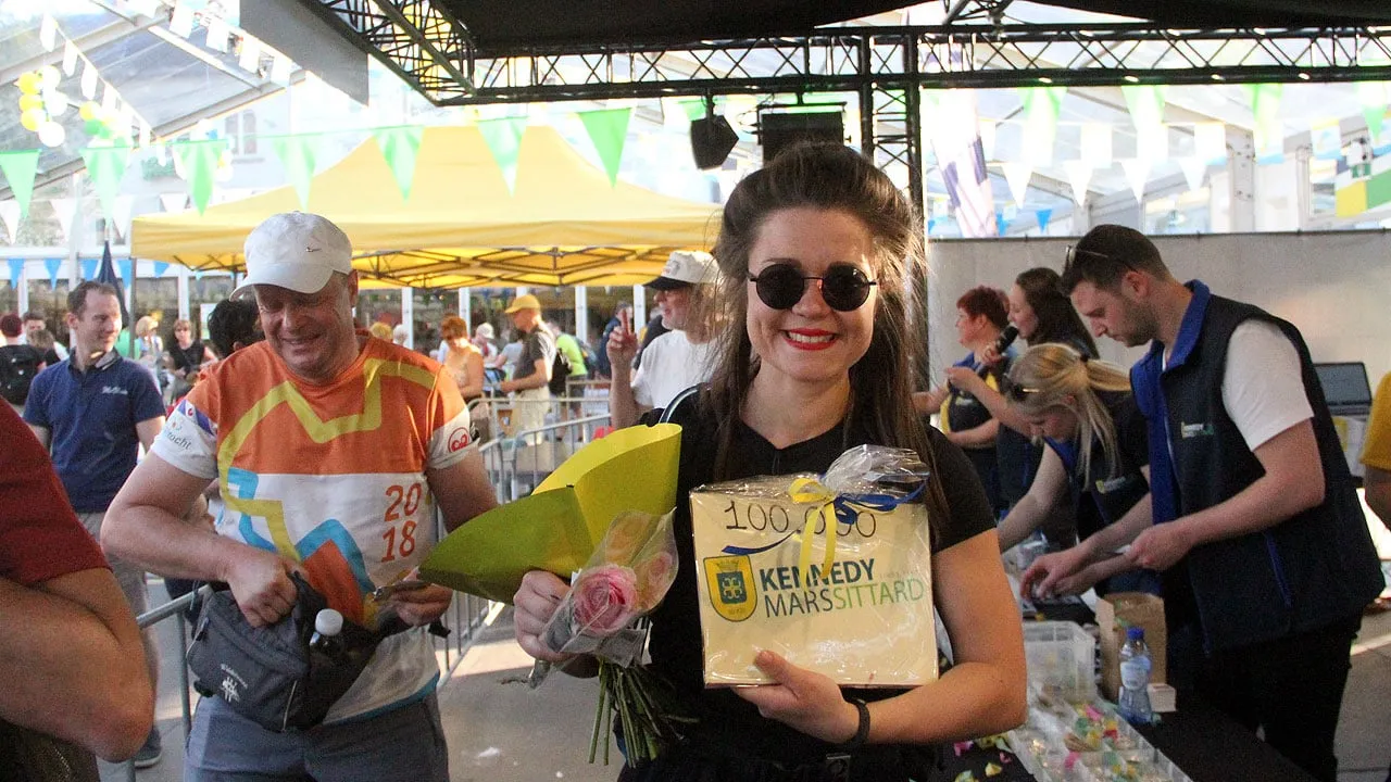 maud pelzers 100000e wandelaar die kennedy mars sittard volbracht