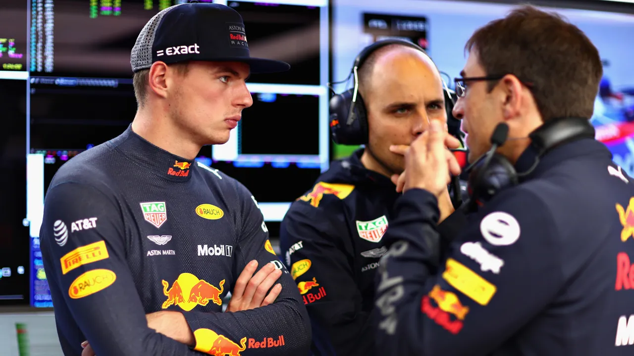 max verstappen in gesprek in de pitbox