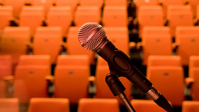 mcma9uj0slvvovboa53llcu64 microfoon zaal stoelen