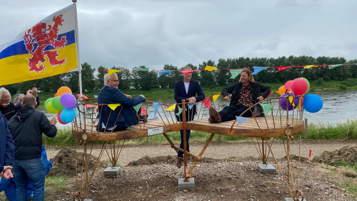 meekels en kusters op zitmeubel langs de maas bij obbicht