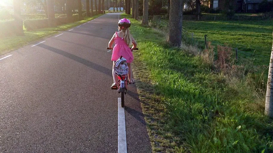 meisje op fiets rudy and peter skitterians via pixabay