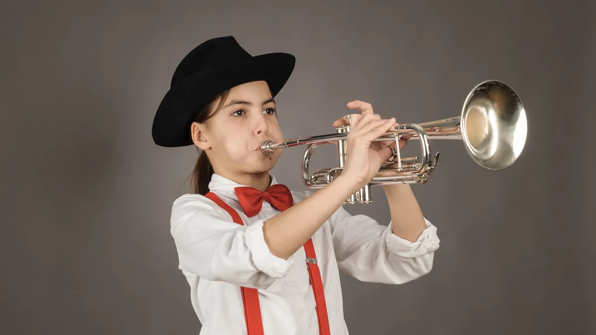 meisje speelt trompet
