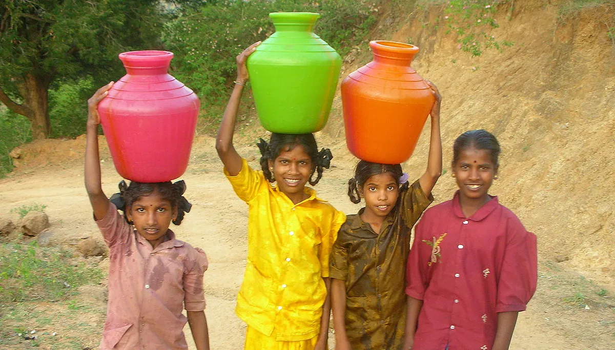 meisjes dragen water in india tom maisey flickr cc by 20