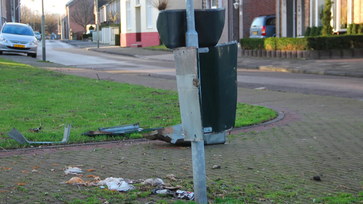 met vuurwerk vernielde afvalbak