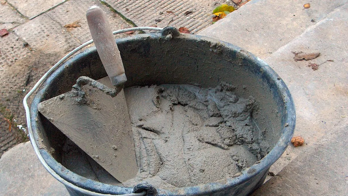 metselkuip met specie en troffel