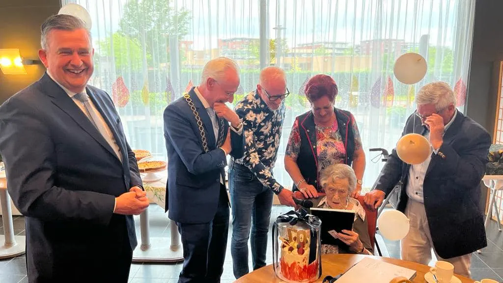 mevrouw hermanns canton bekijkt haar geboorteakte