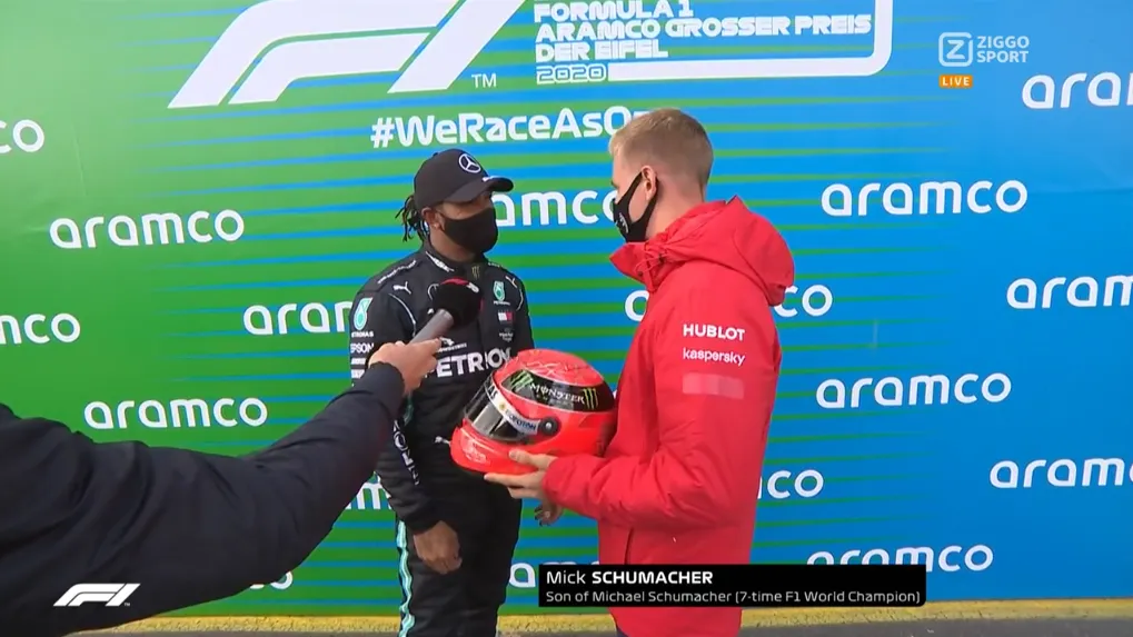 mick schumacher met helm voor hamilton