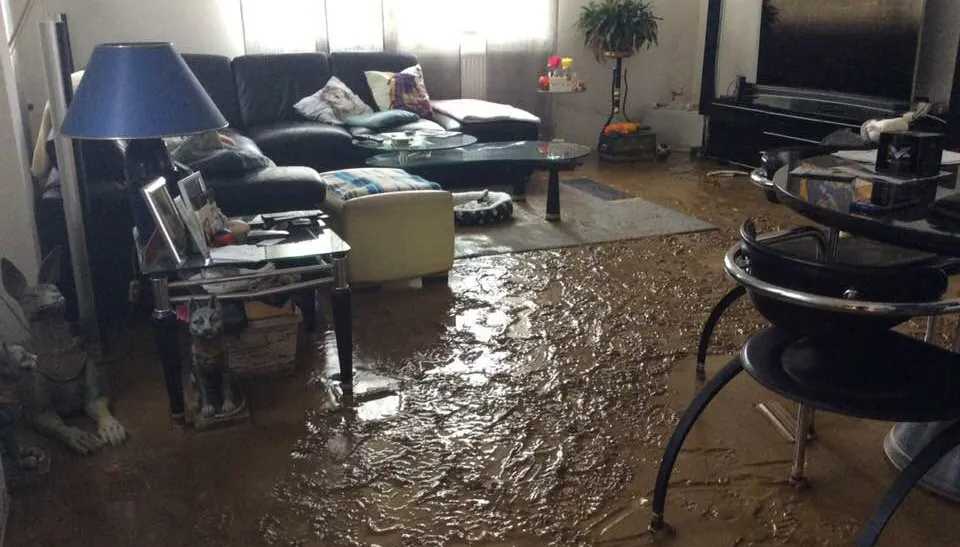 modder maakt woningen onbewoonbaar na noodweer