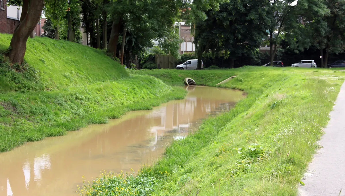 modderig water in sittardse gracht na hevige regenval