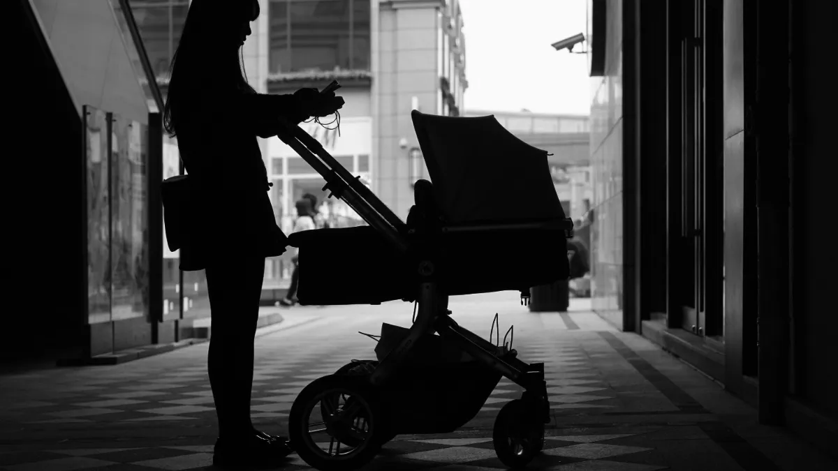 moeder achter kinderwagen silhouet