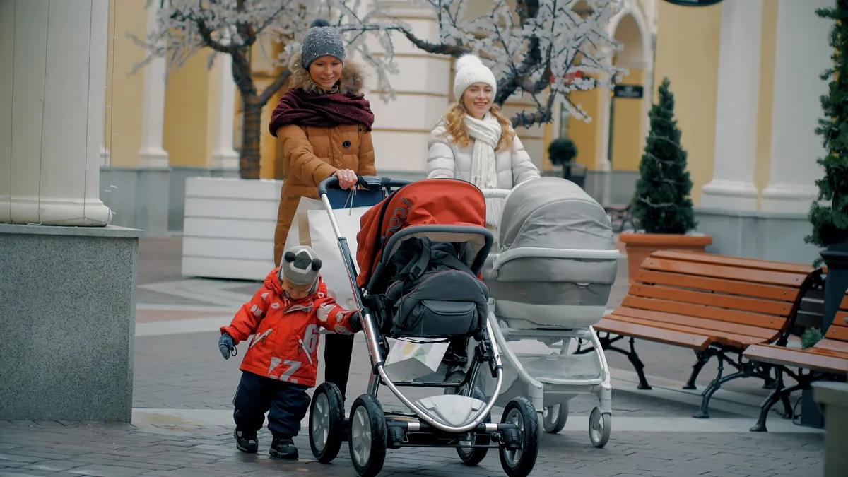 moeders met kinderwagens