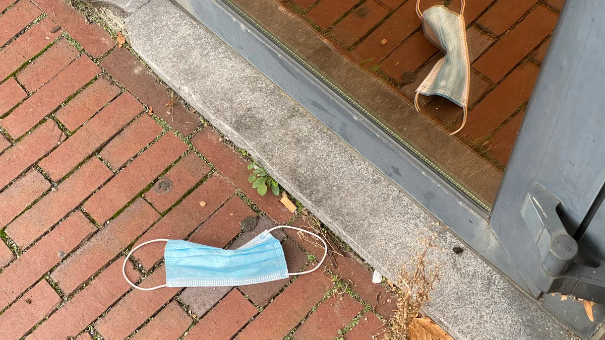 mondkapje op straat