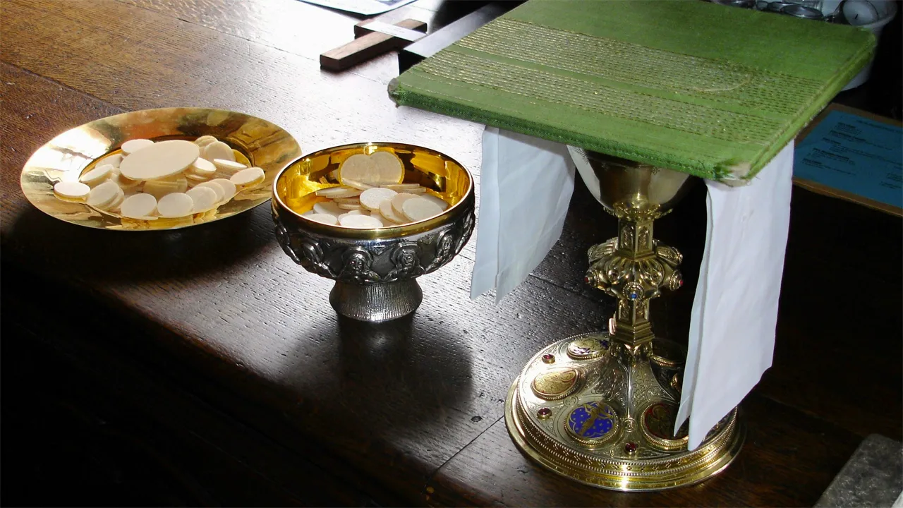 monstrans en schaaltjes met hosties carolus cc by sa https creativecommonsorglicensesby sa25