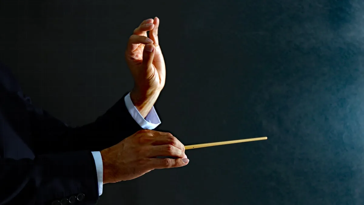 muziek dirigent handen met baton op zwarte achtergrond