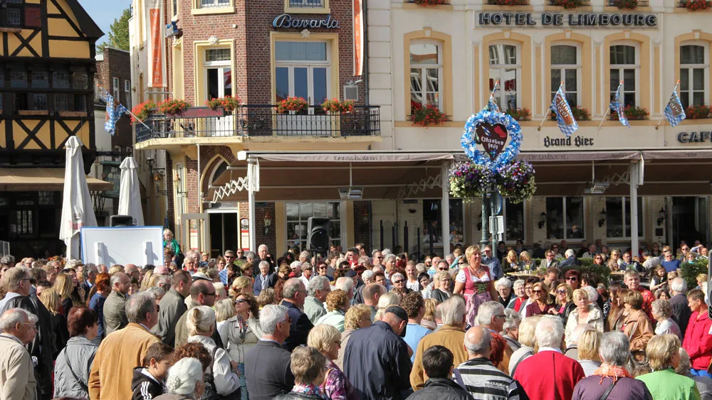 n0ufj4l34os82tepqp98aw5ja oktoberfeest modeshow grote belangstelling